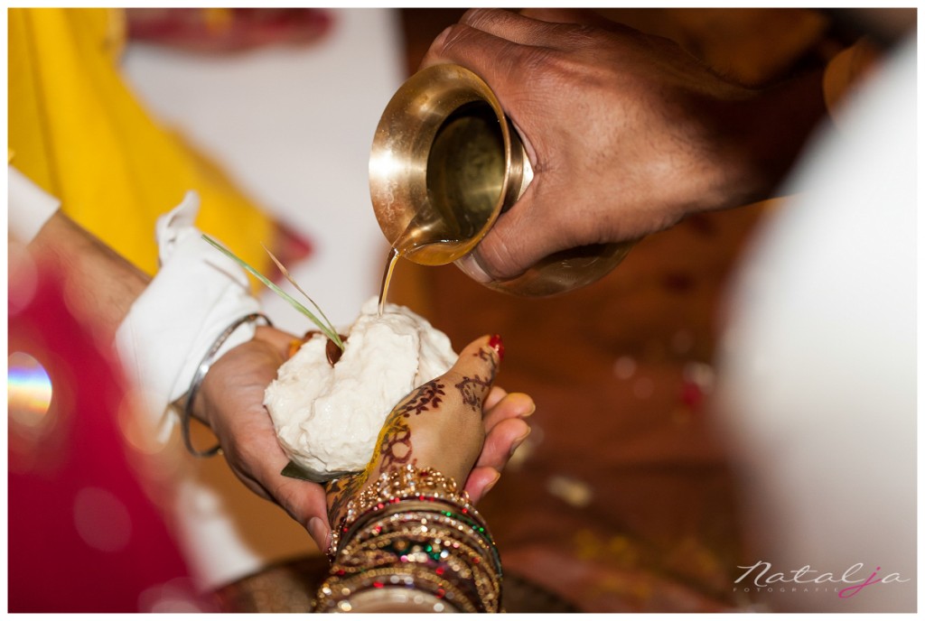 Hindoe huwelijk Vivah door bruidsfotograaf Natalja van Ommeren